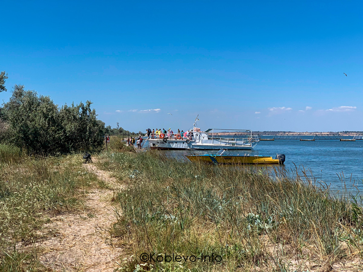 Катер привозит туристов на Кинбурнскую косу