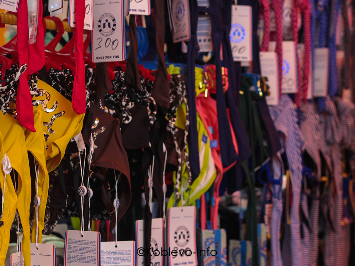 Ассортимент купальников на Турецком рынке в Коблево