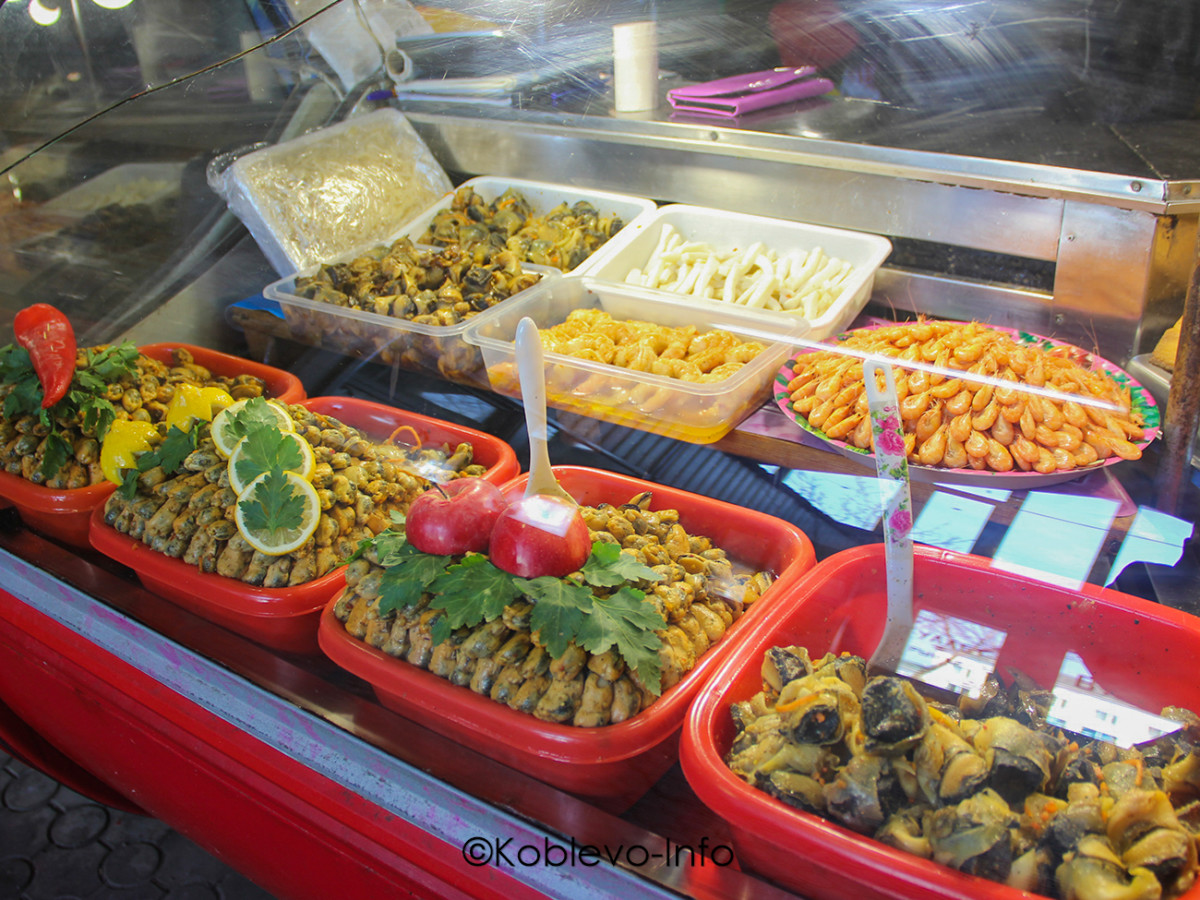 Ассортимент креветок и мидий на рынке в селе Коблево