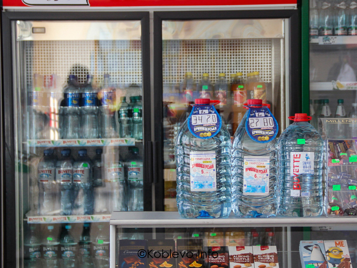 Ассортимент воды в магазине Коблево
