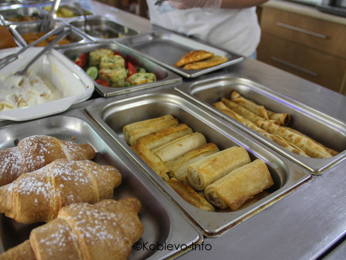 Линия раздачи в кафе в Коблево