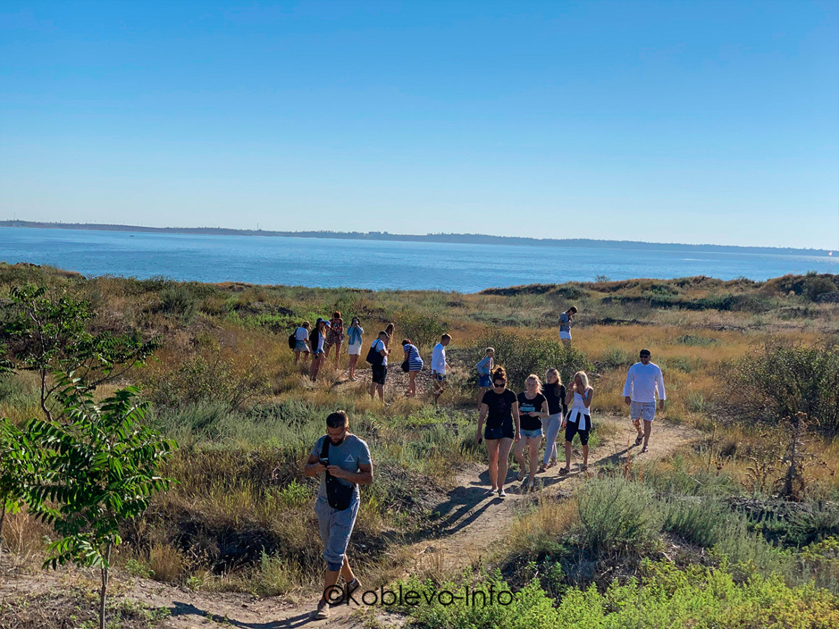 Экскурсионная группа на острове Березань