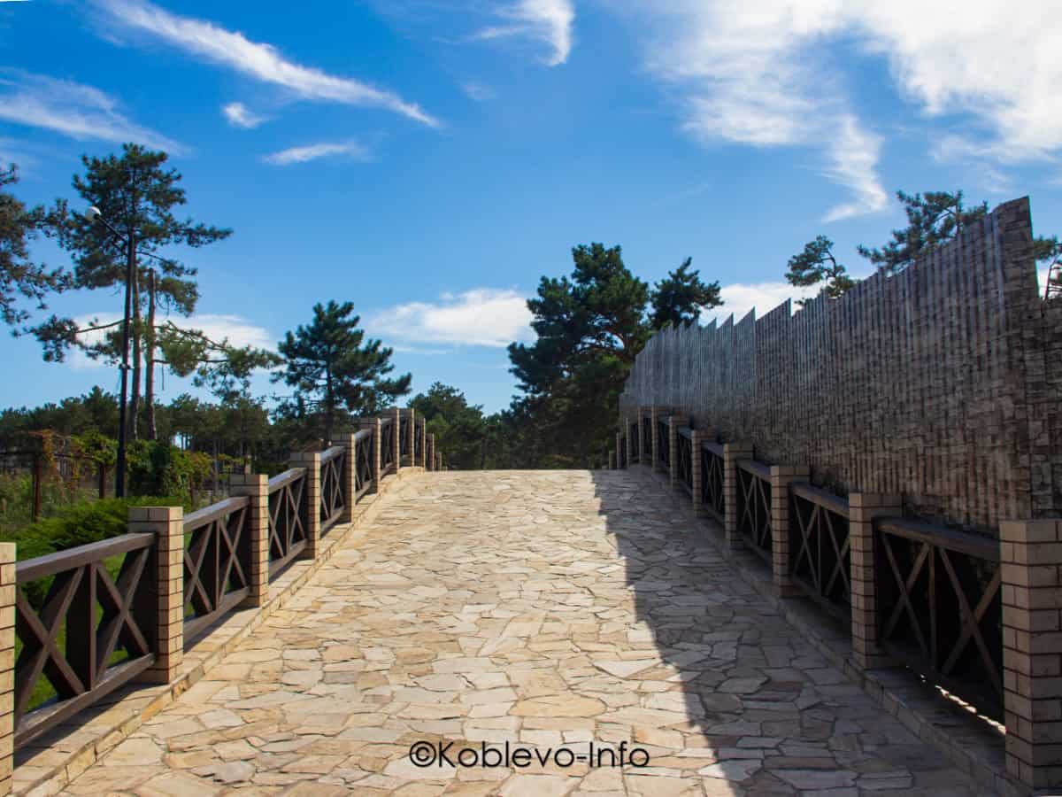 Въезд на ерриторию парк отеля Элизиум в Коблево