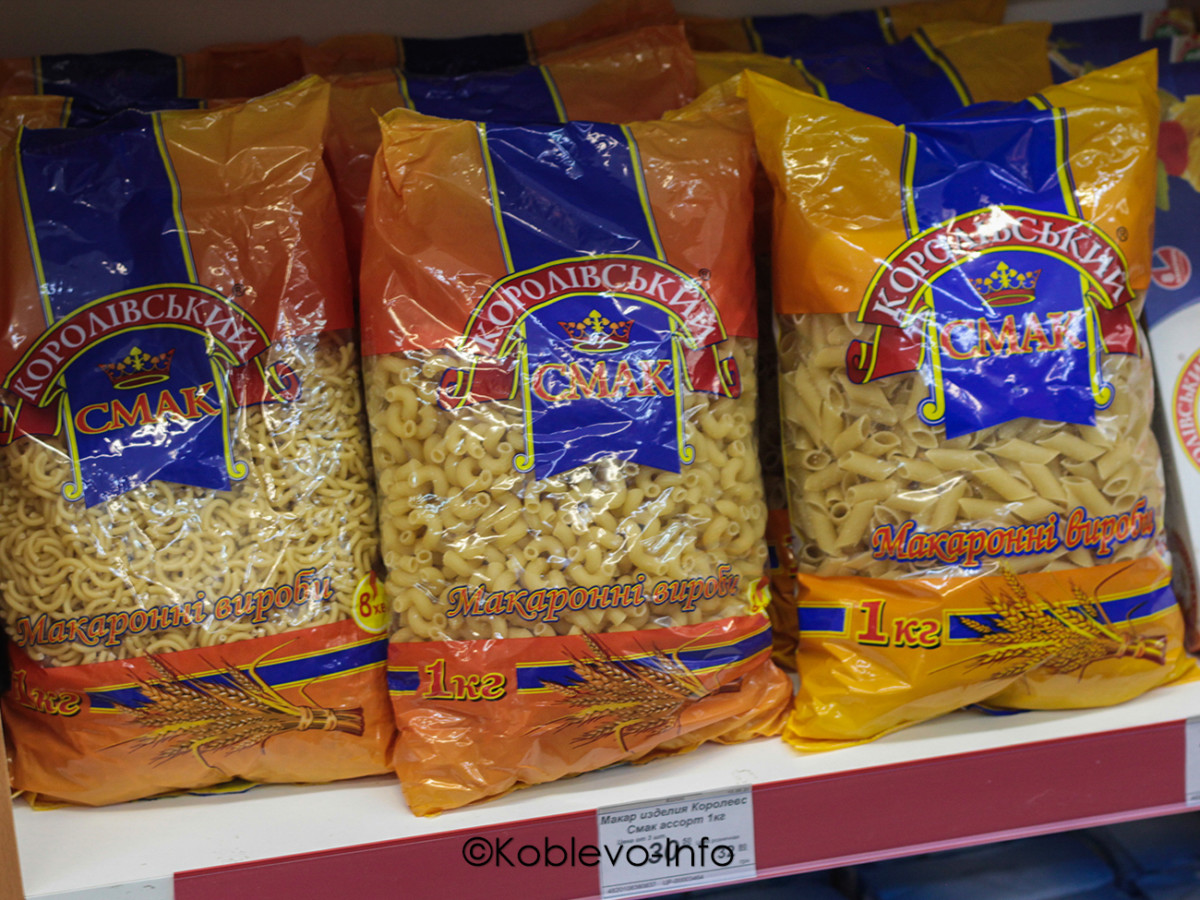 Ассортимент макаронных изделий в мини маркете Колос в Коблево