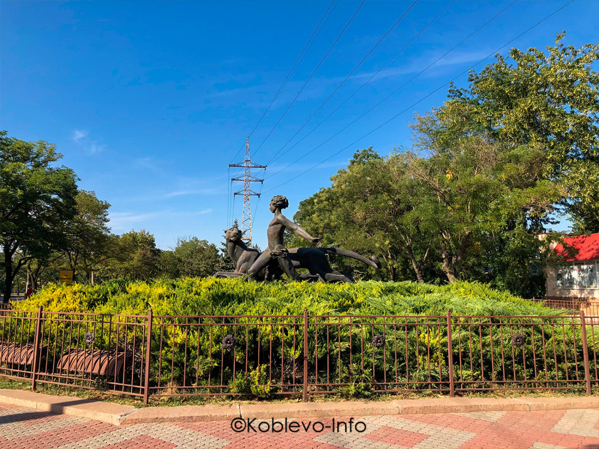 Памятник возле входа в Зоопарк в Николаеве