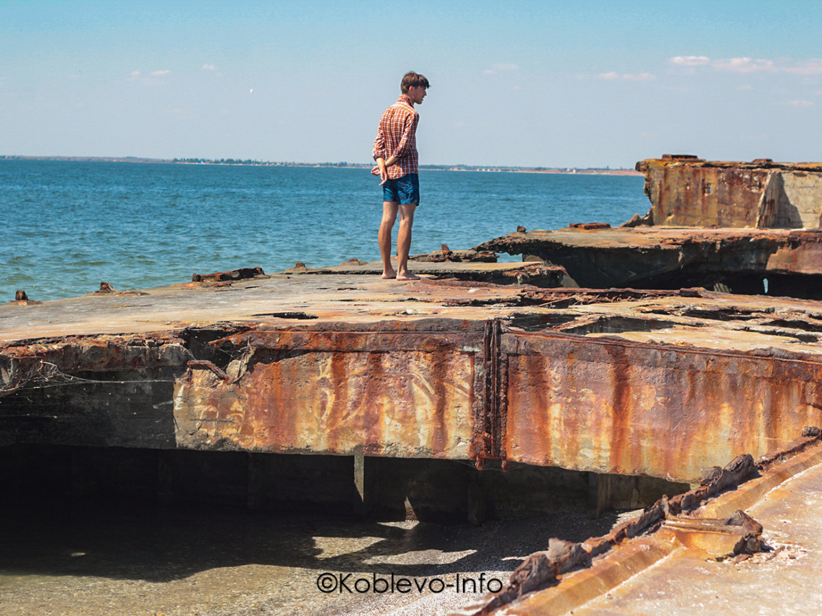 Баржа на Кинбурнской косе