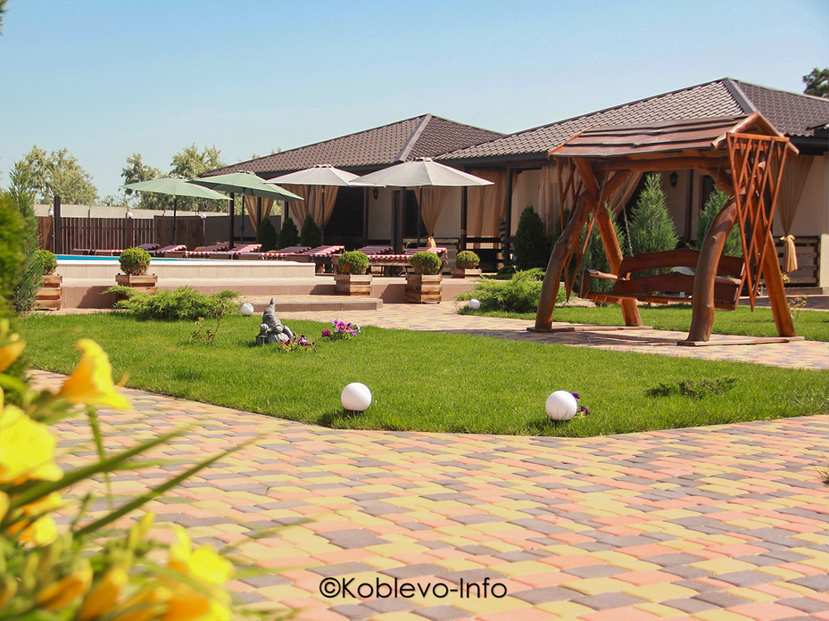 Фото территории коттеджного комплекса Санрайз в Коблево