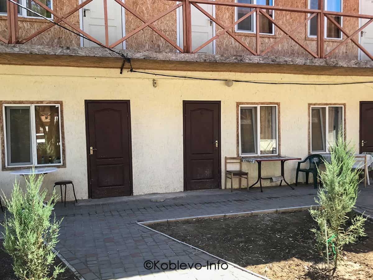 Снять номер на базе отдыха Лазурный в Коблево