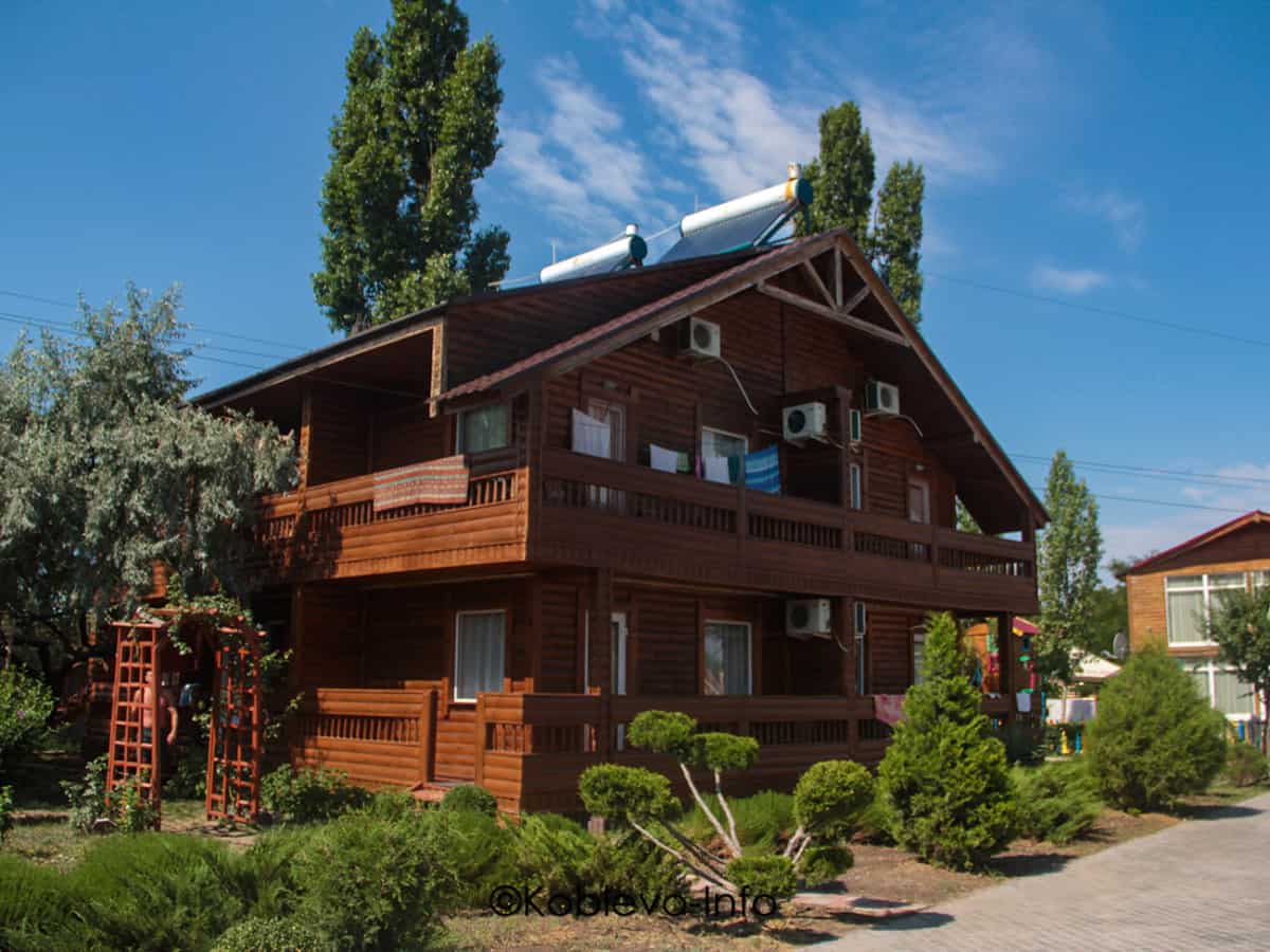 Снять коттедж на базе отдыха Голубая лагуна в Коблево