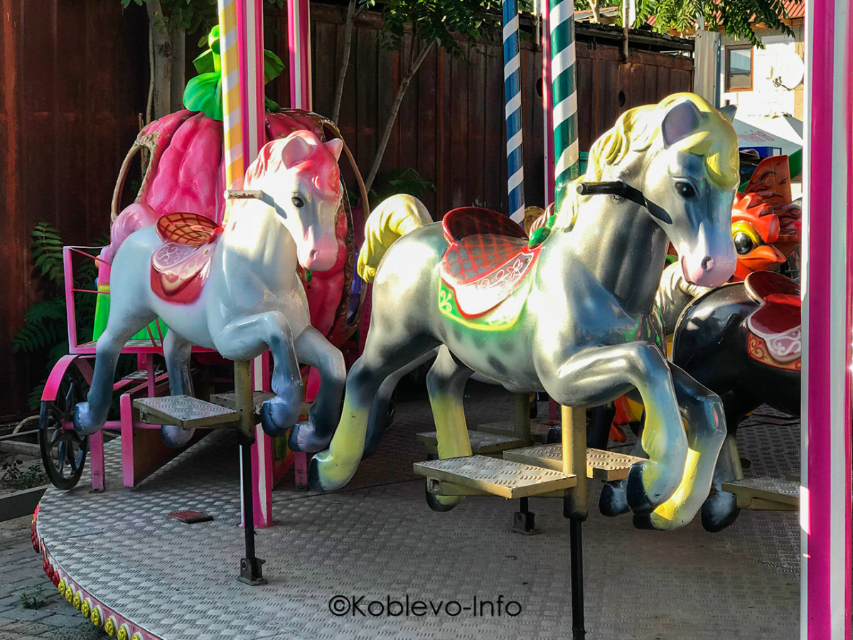 Детская карусель в луна парке в Коблево