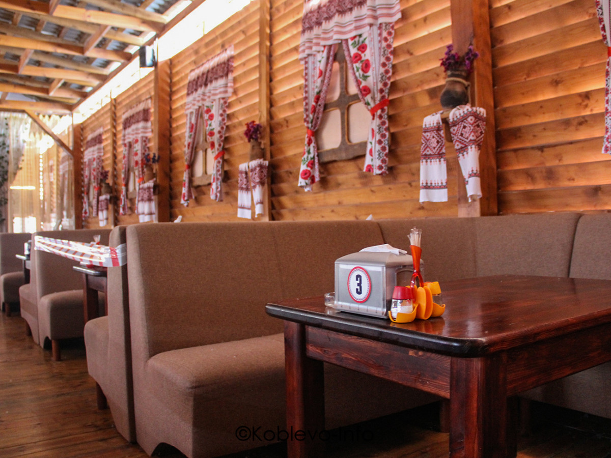 Зал ресторана Хуторок в Коблево в украинском стиле