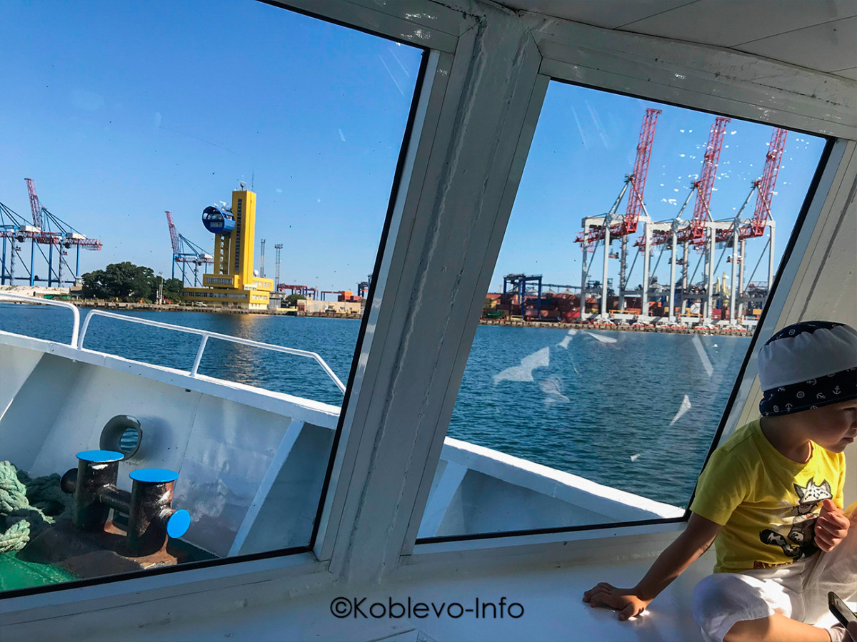 Група туристов на катере