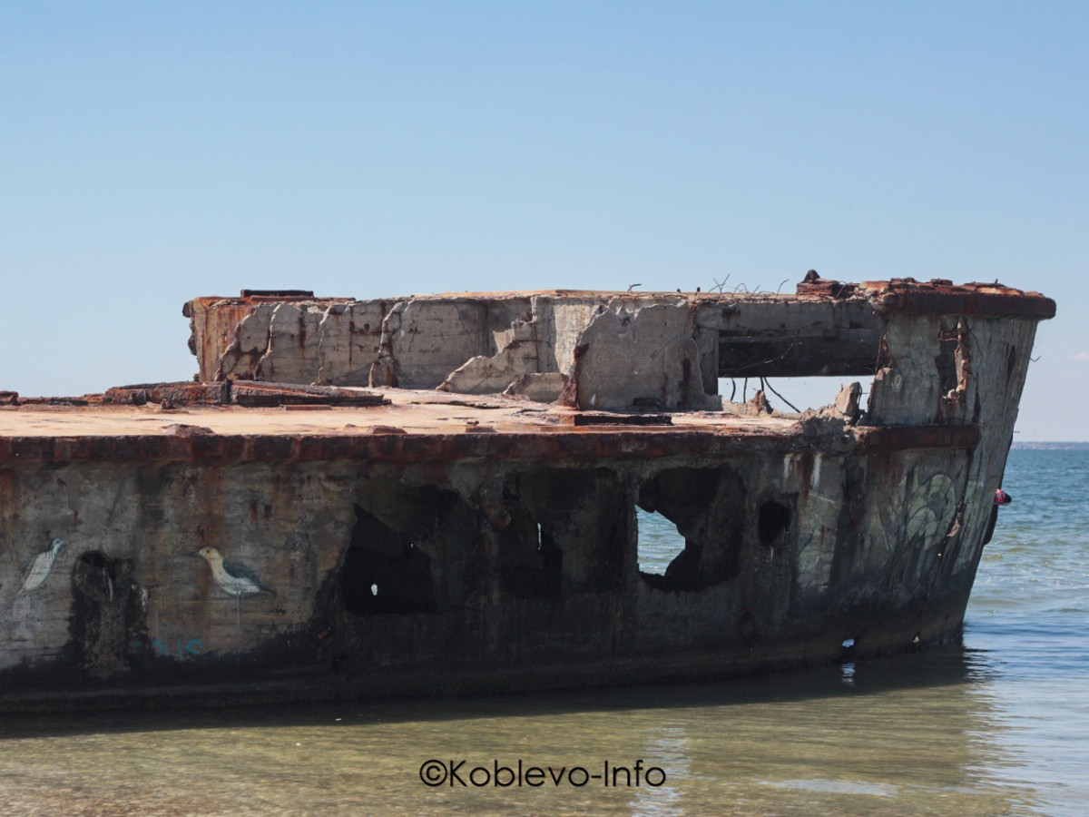 Старая баржа на Кинбурнской косе