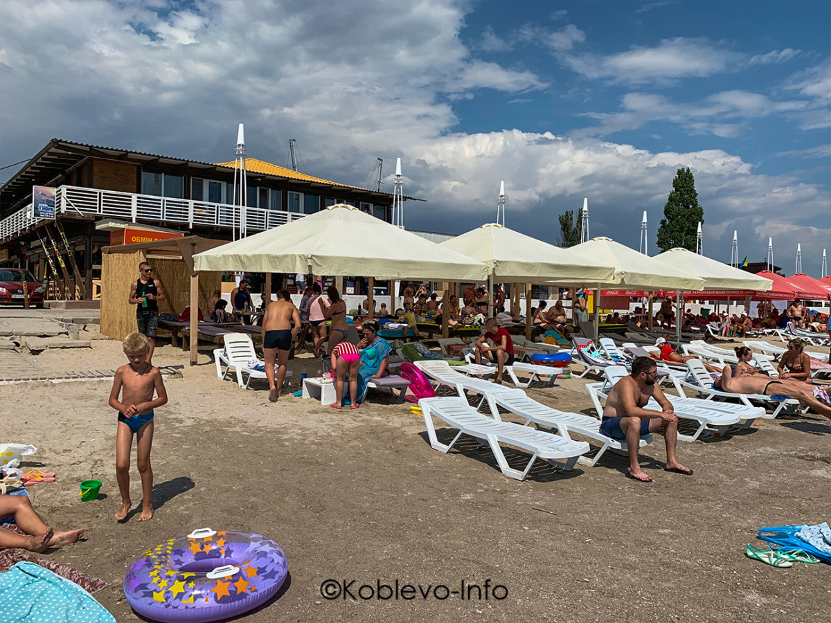 Фото развлечений на пляже в Коблево летом