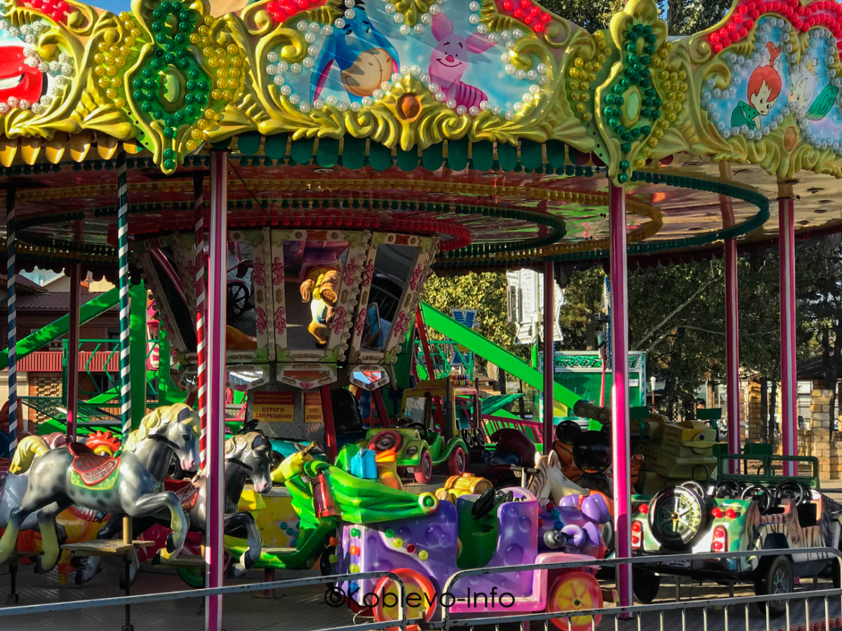 Детские аттракционы в луна парке в Коблево