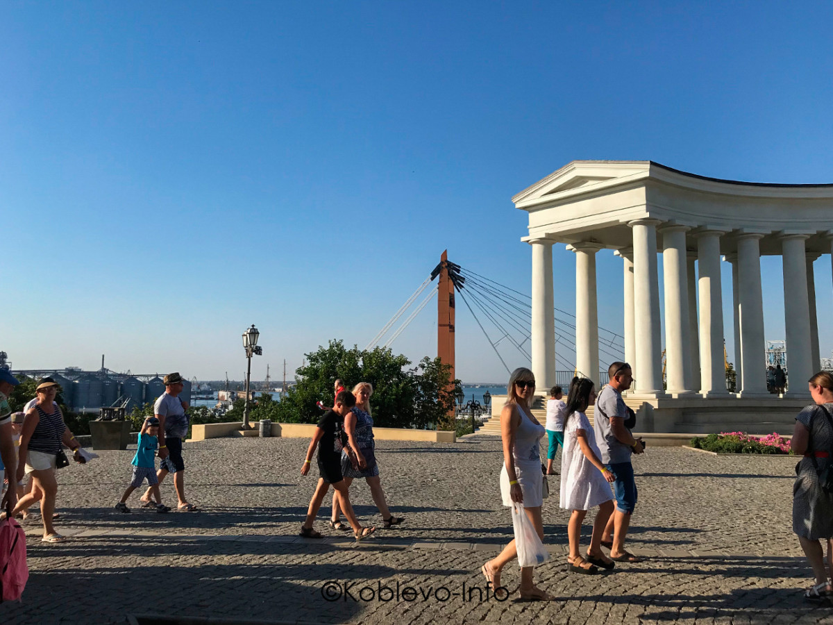 Туристы на обзорной экскурсии возле колоннады в Одессе