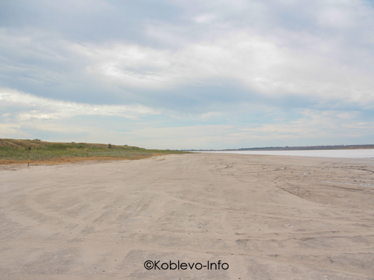 Ветряная электростанция и соленое озеро Тузлы