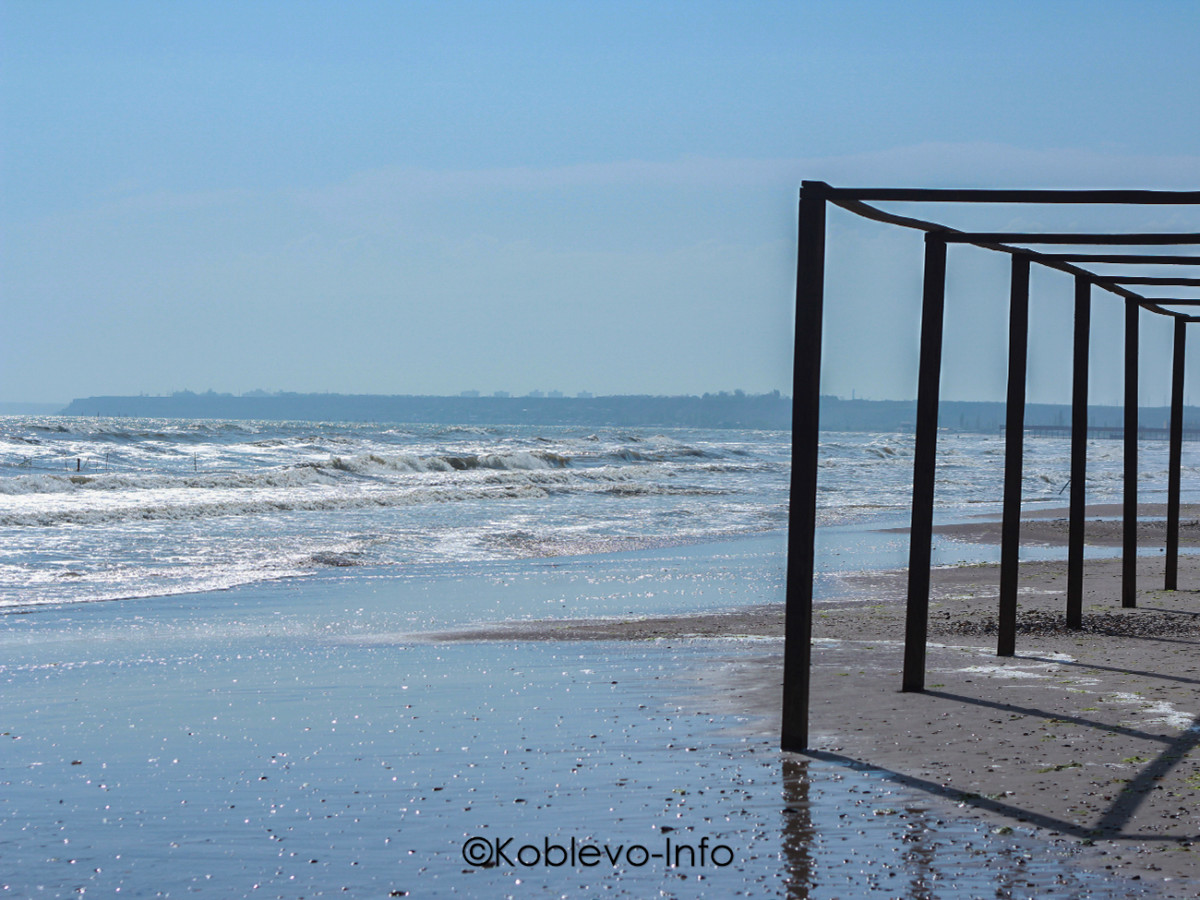 Безлюдный пляж в Коблево