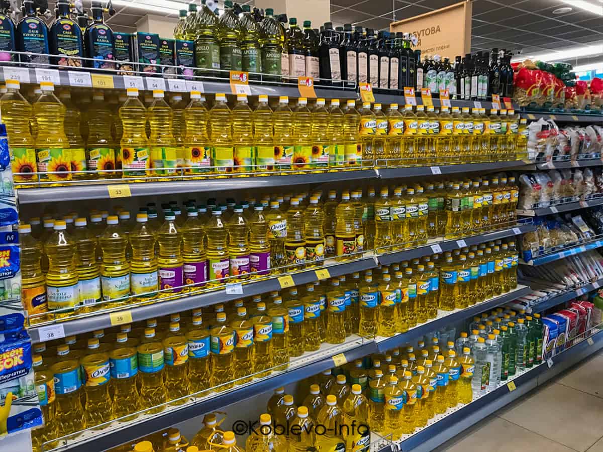 Ассортимент подсолнечного масла в магазине в Коблево