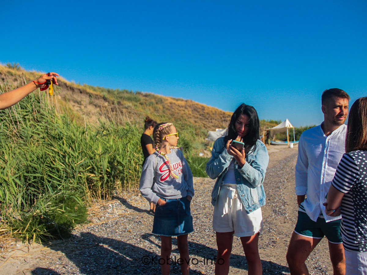 Туристы на острове Березань летом