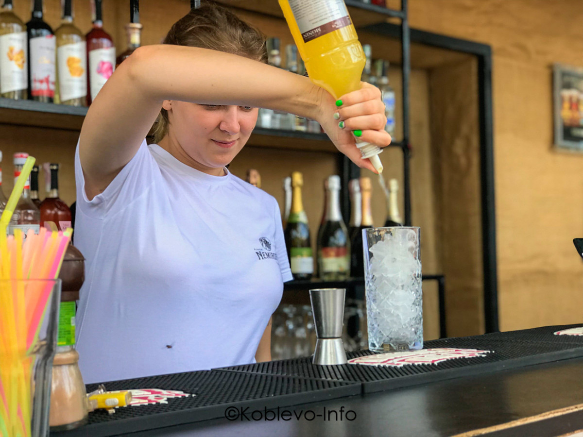 Бармен в пиццерии Wake up в Коблево