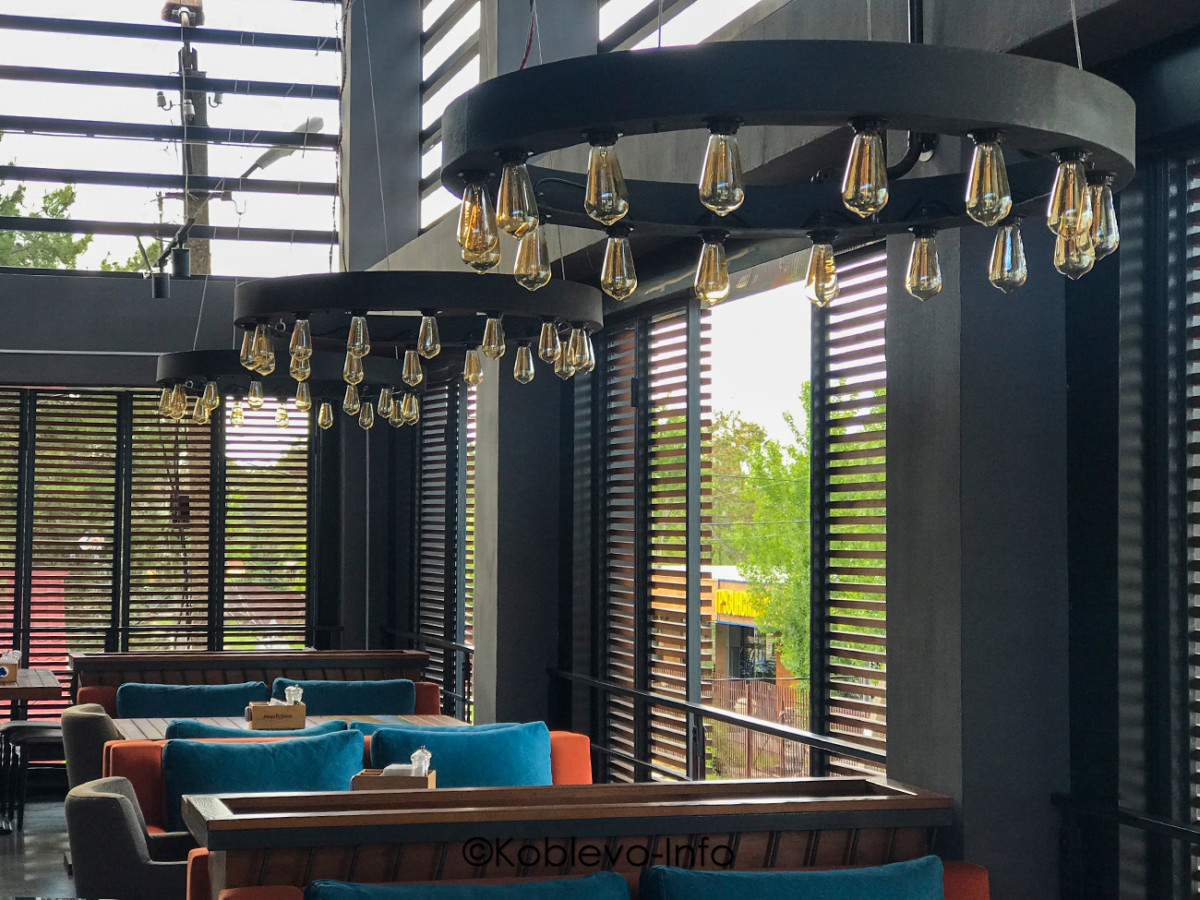 Атмосфера в ресторане Пицца Стейк возле базы отдыха Ракета в Коблево