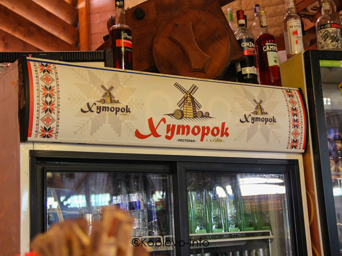 Холодильник с напитками в ресторане Хуторок в Коблево