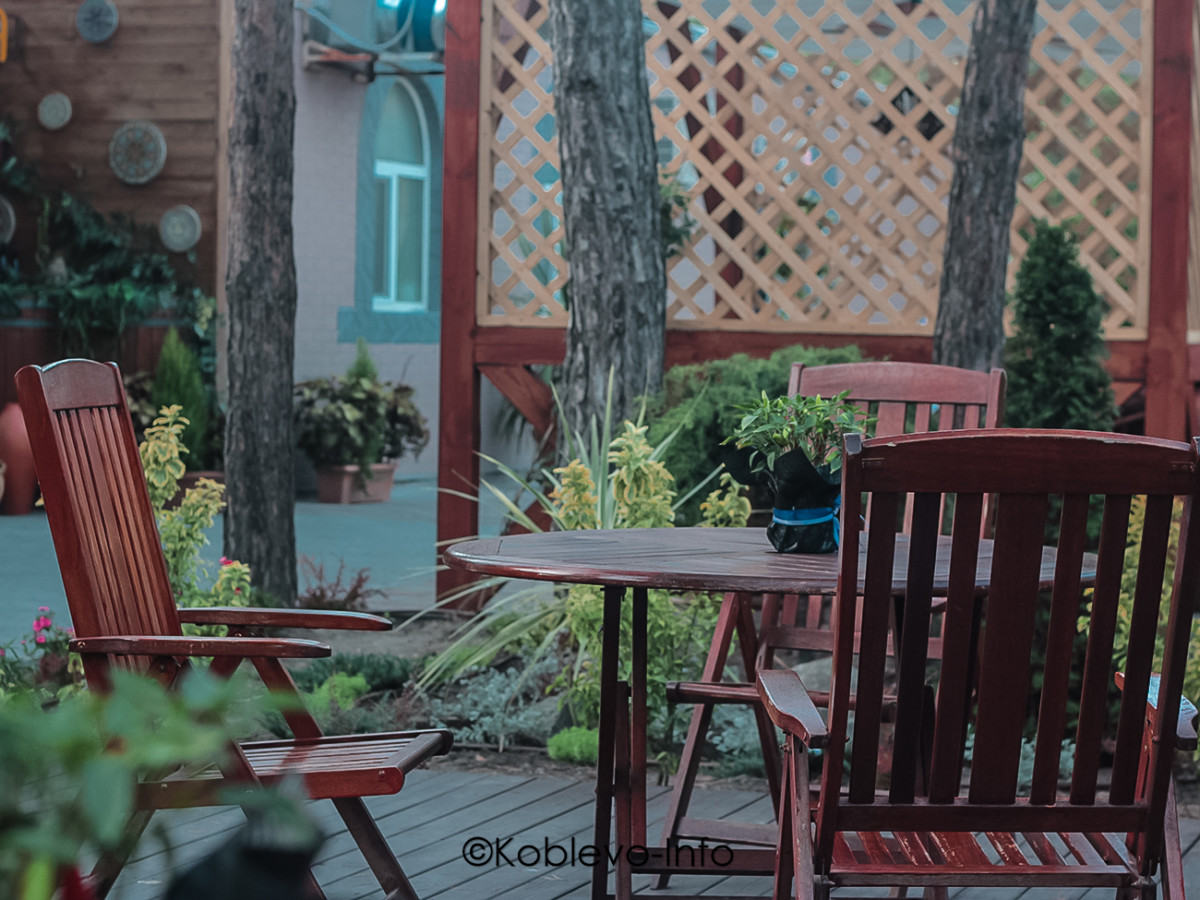 Столики на улице в ресторане Кин дза дза в Коблево