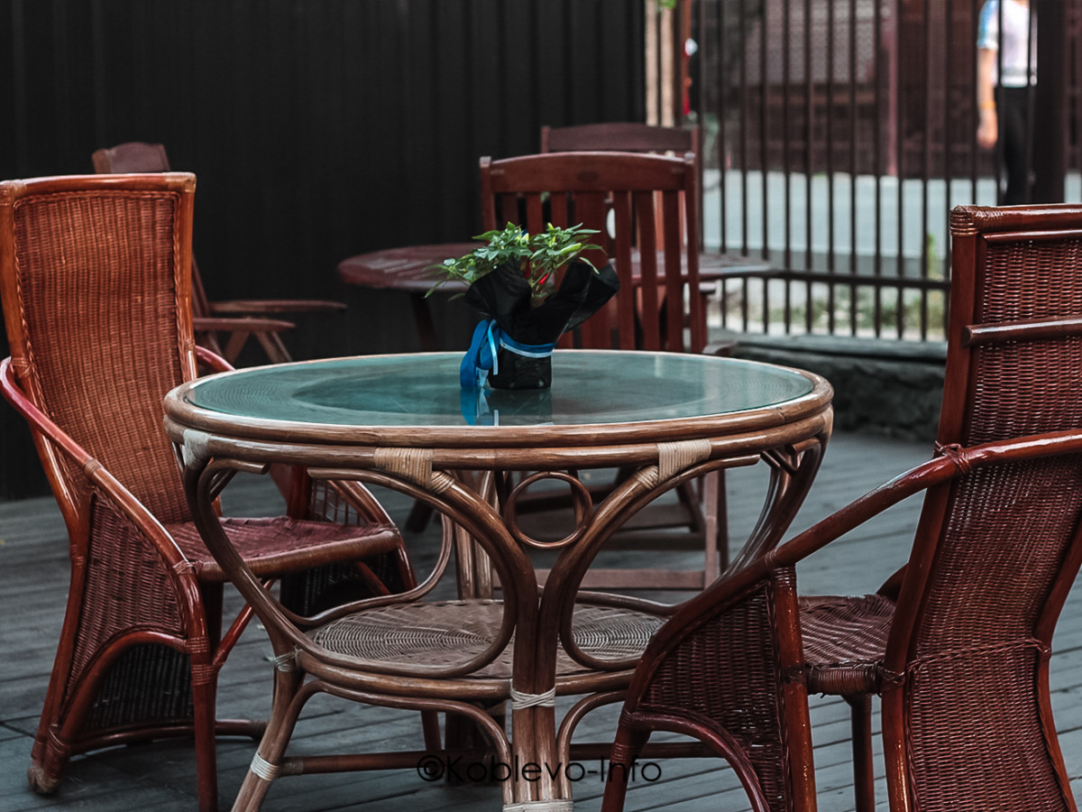 Летняя терраса в ресторане Кин дза дза в Коблево