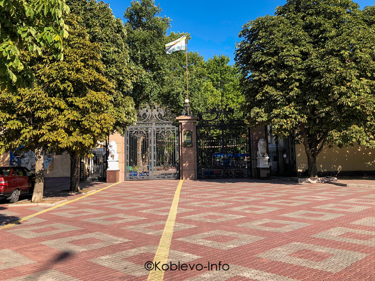 Главный вход в зоопарк в городе Николаеве
