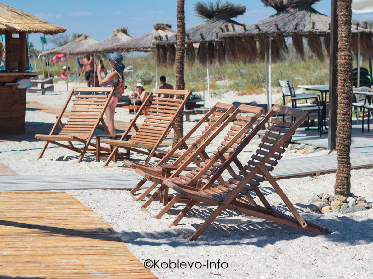 Шезлонги для отдыхающих на Кинбурнской косе