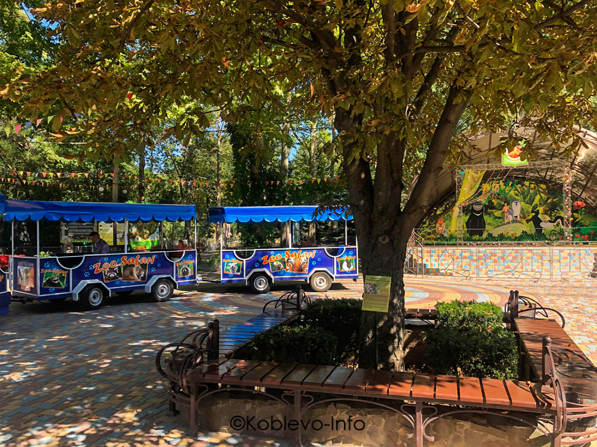 Паровозик для посетителей зоопарка в Николаеве