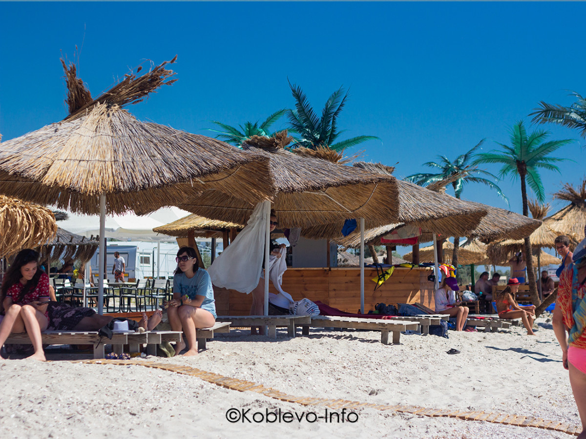 Отдыхающие на пляже на Кинбурнской косе